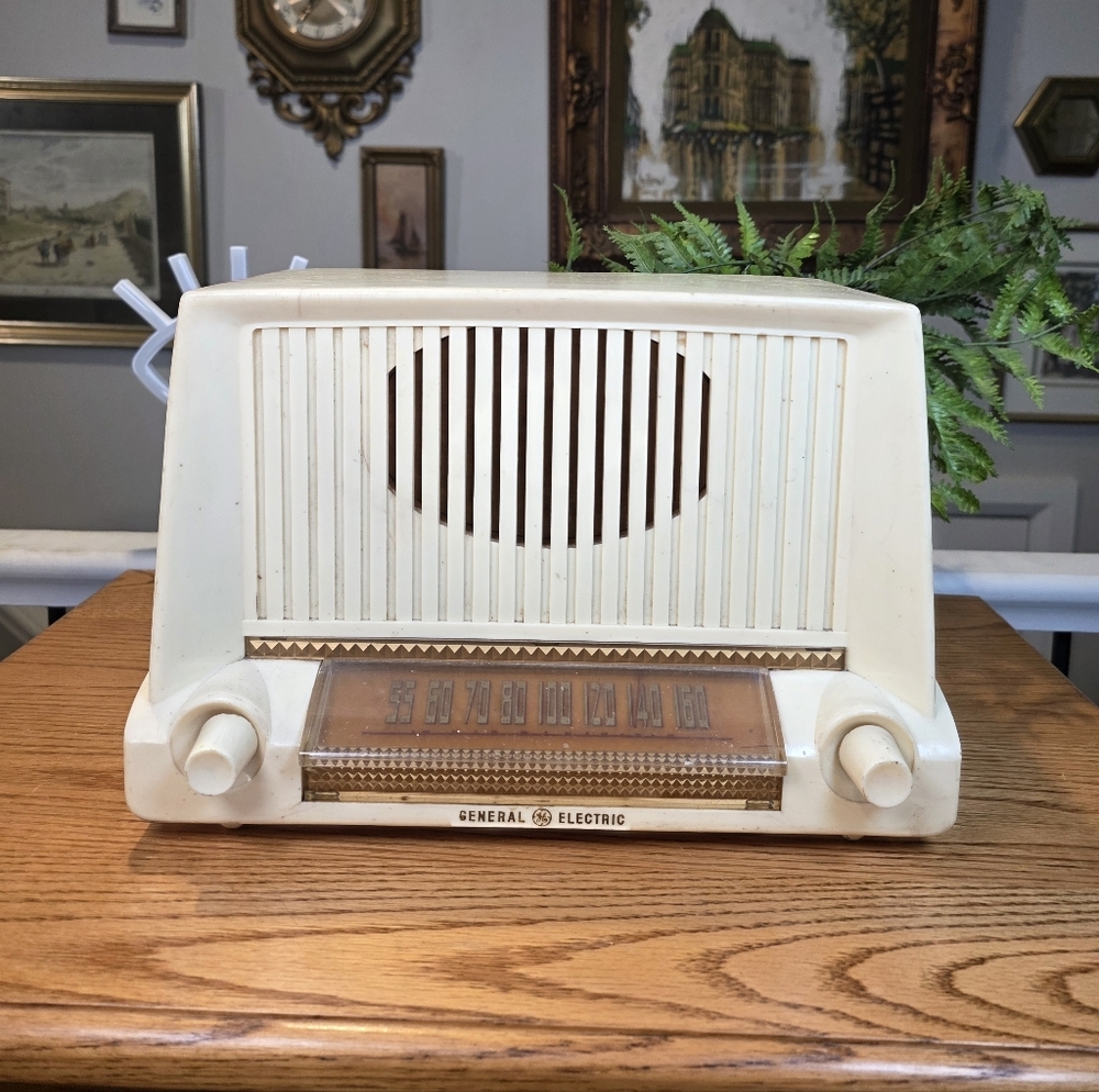 Vintage General Electric Model C453 Cream White Bakelite Tube Radio - Canada